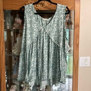 1X by Kori cotton flowing tank smoke free and pet friendly home.